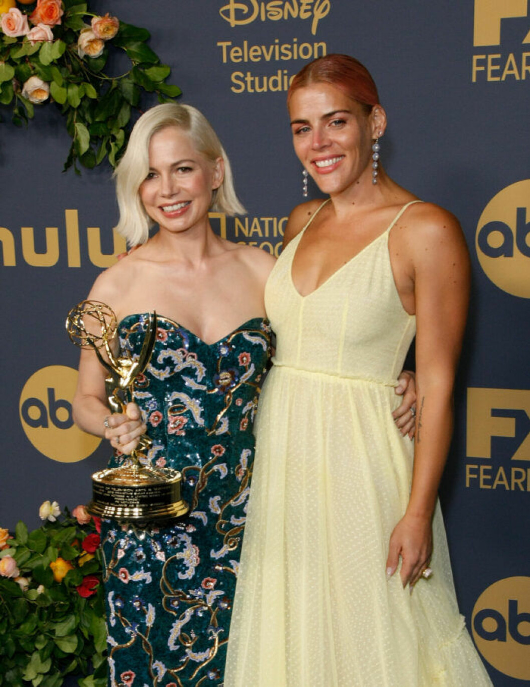 Michelle Williams och Busy Phillips på Emmy Awards 2019. 