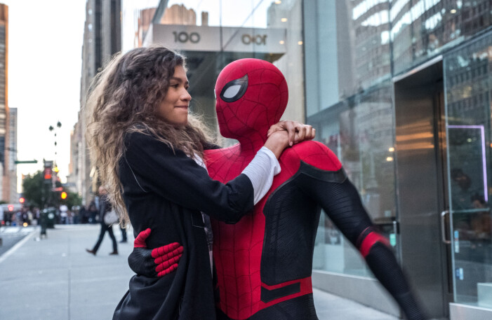 zendaya och tom spelar in en scen i spindelmannenfilmen från 2019