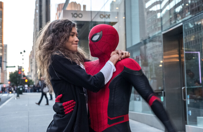 ”Don´t go there, just don't”, vädjade producenten till de unga skådespelarna. Men till vilken nytta. Idag är Zendaya och Tom ett lyckligt kärlekspar. zendaya och tom spelar in en scen i spindelmannenfilmen från 2019