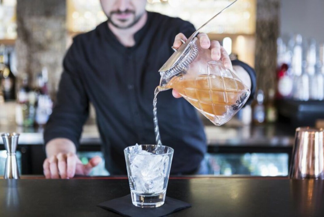 Bartender gör drinkar.