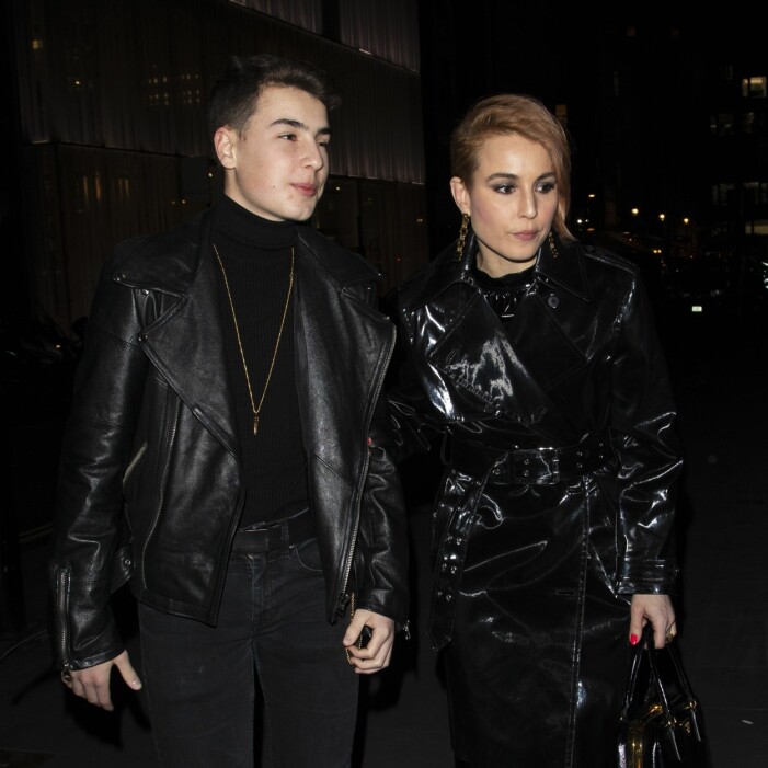Samma stil, samma profil. Noomi och sonen Lev Rapace på VIP-party i London 2019.