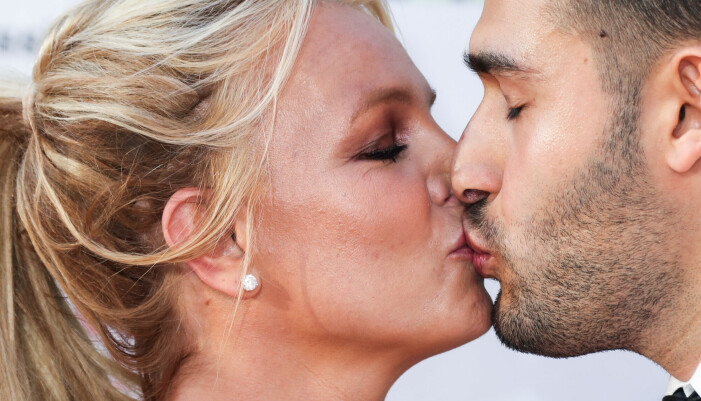 När beskedet om Britneys frihet kom, skrev pojkvännen Sam Asghari på sina sociala medier att: ”Idag skrevs historia, Britney Spears är fri!” Sam Asghari och britney pussas