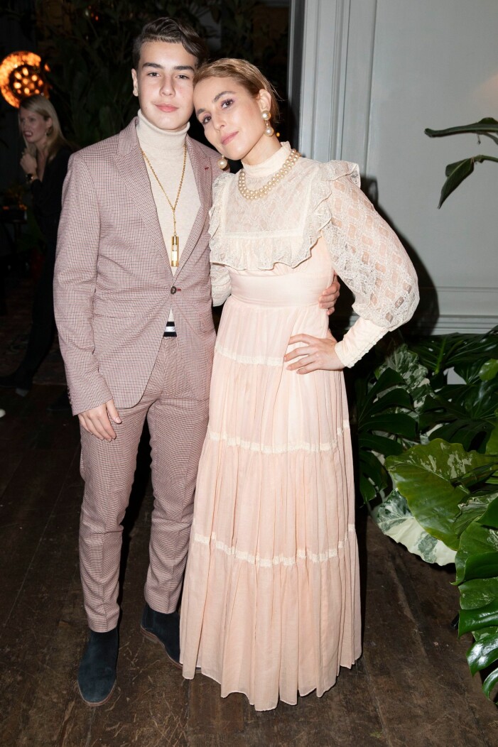 Än en gång kliver Noomi och sonen fram på galapremiär i synkade outfits. Lev och Noomi matchar i gamelrosa när de poserar för fotografen under minglet.