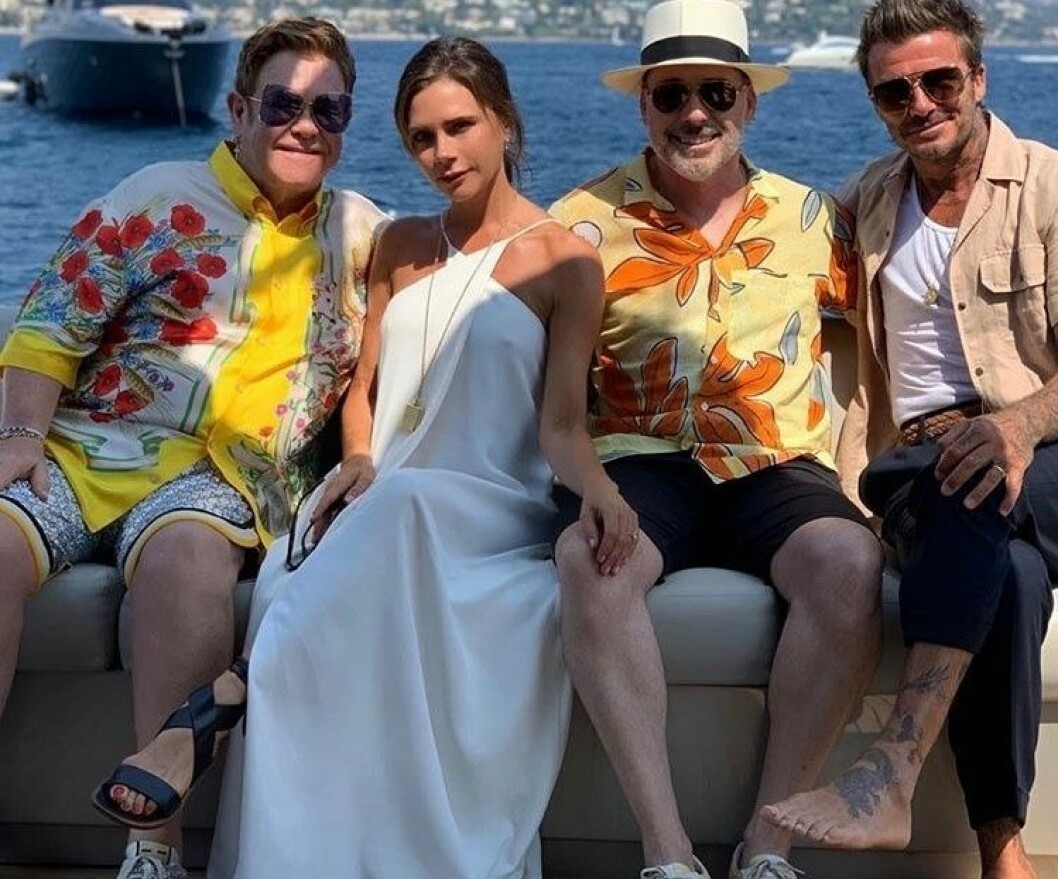 Elton John, Victoria Beckahm och Davin Beckham på en båt.