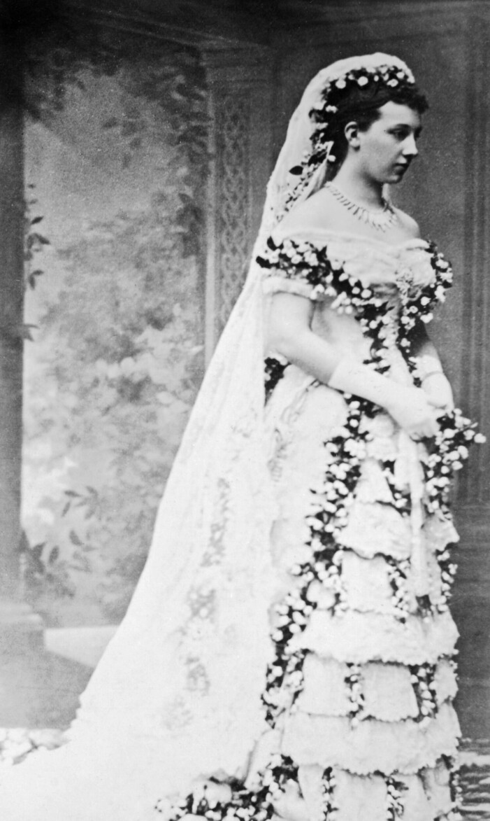 Victoria av Baden står brud 1881.