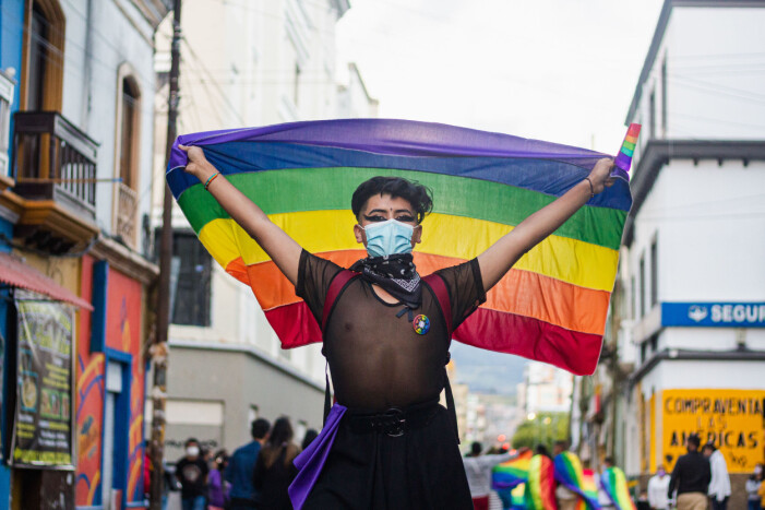 Deltagare med Pride-flagga under Pride-festivalen i Pasto, Narino, i Colombia