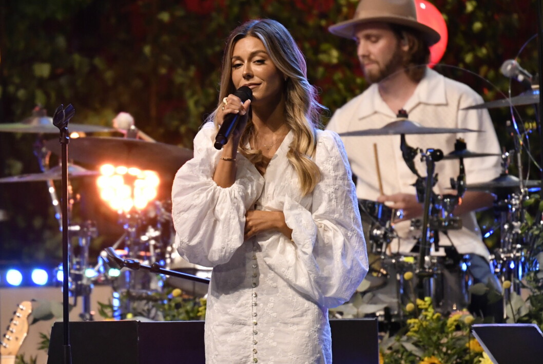 Bianca Ingrosso gjorde ett hyllat framträdande när hon gästa brorsan Benjamin Ingrosso på allsångsscenen. Bianca Ingrosso gjorde ett hyllat framträdande när hon gästa brorsan Benjamin Ingrosso på allsångsscenen.