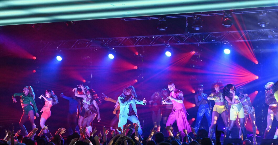 Maluma, som vann pris för "Best Latin”, tog med sig värmen till galan när han framträdde med sin nya singel "MAMA TETEMA