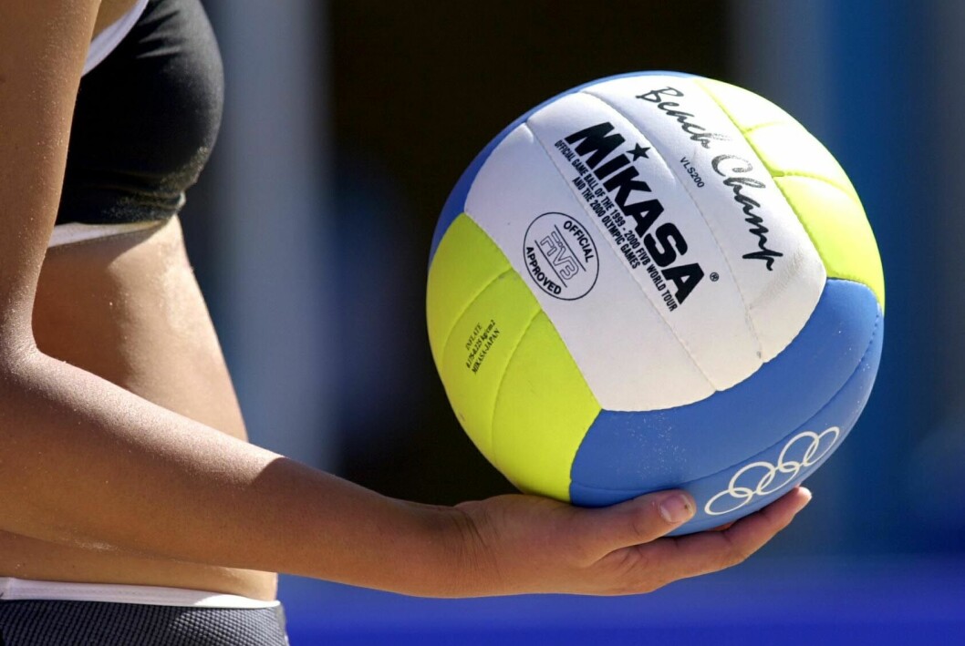 Kvinnlig handbollsspelare håller i en boll.