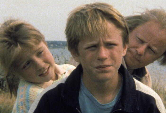 Johan och Lotta Zetterström som Tova, och bakom Helge Skoog som karaktären Kaj – scen ur Ebba och Didrik. Johan och Lisen, och bakom Helge Skoog som karaktären Kaj – scen ur Ebba och Didrik.