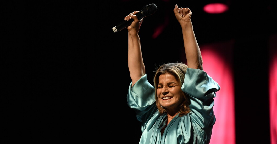 Carola jublar även här under den officiella invigningen av Stockholm Pride på Södra Teatern i Stockholm sommaren 2021.