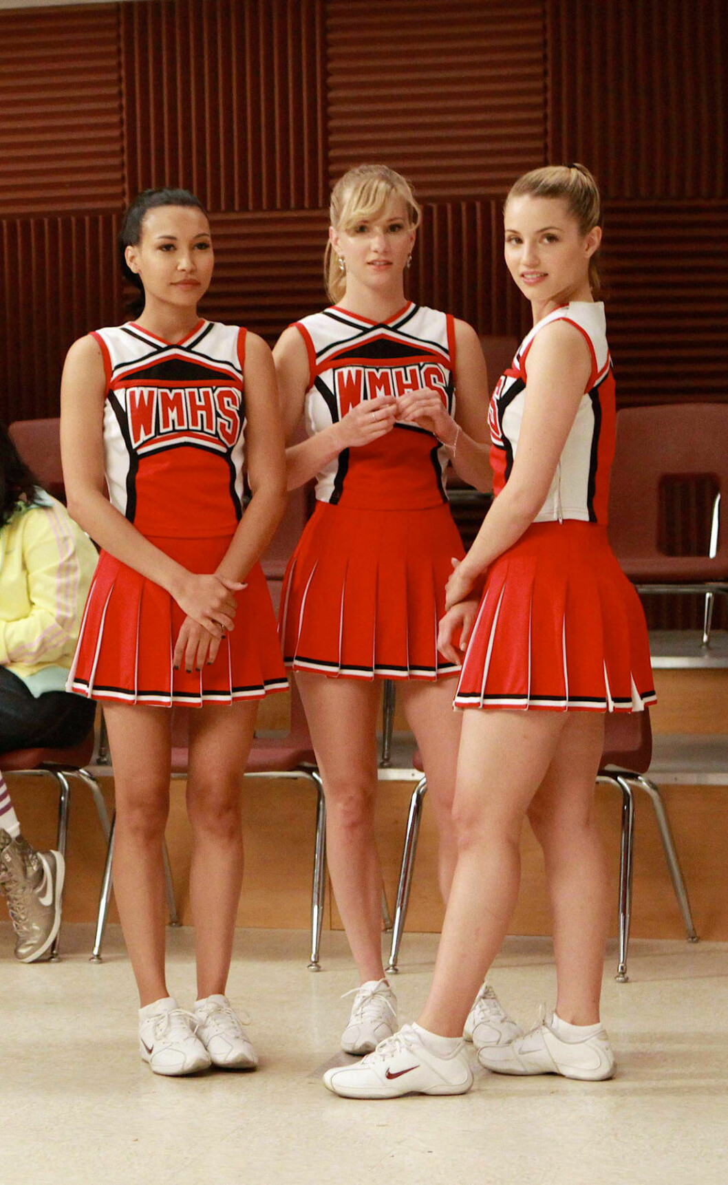 Naya Rivera som Santana längst till vänster. I mitten står Heather Morris som spelade Brittany och längst till höger står Dianna Agron som spelade Quinn. tre cheerleaders i dräkter