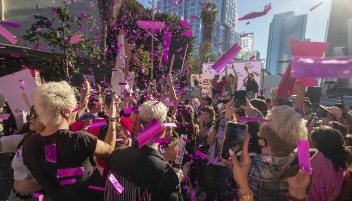 Den 12 november firades Britneys frihet av flera fans runt om i världen. Här i Los Angeles i samband med att förmyndarskapet hävdes. free britney-medlemmar firar i LA 12 november 2021