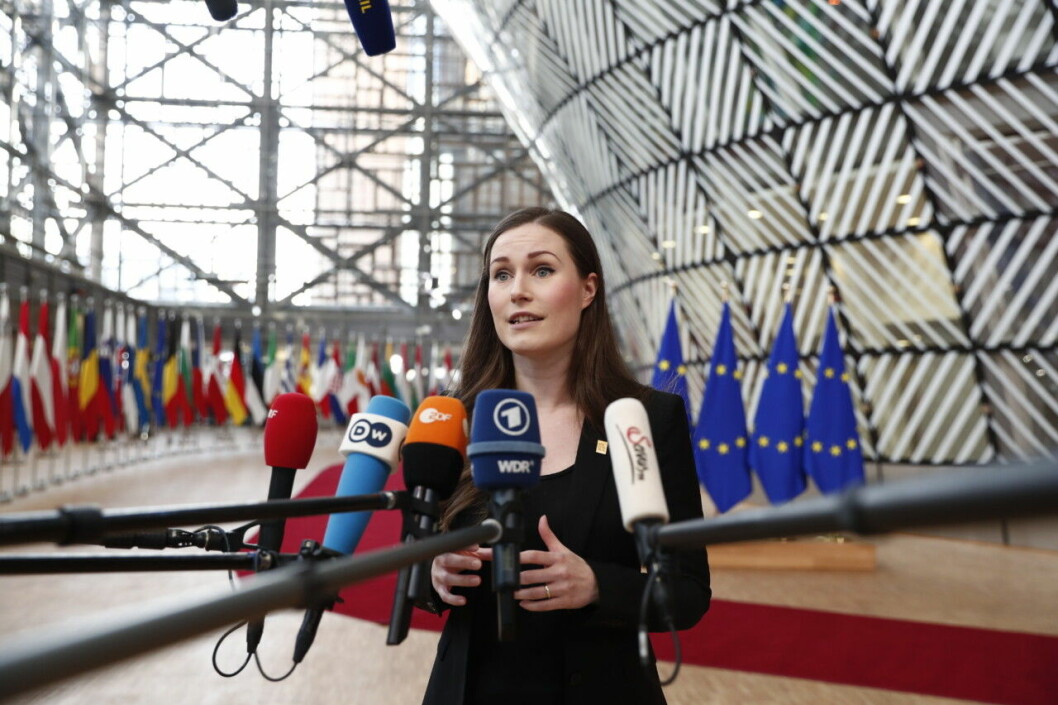 Finlands statsminister Sanna Marin anländer till en EU-konferens i Bryssel, Belgien, 2020.