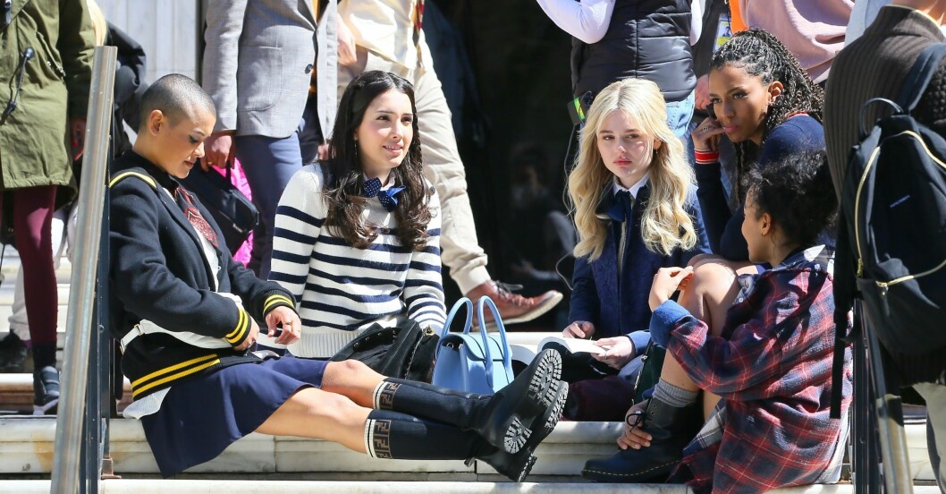 On set i New York! På bilden ser vi nya Gossip girl-skådisarna Savannah Smith, Jordan Alexander, Emily Alyn Lind, Evan Mock, Thomas Doherty och Zión Moreno. Paus i inspelningen av nya gossip girl. vi ser skådisarna Savannah Smith, Jordan Alexander, Emily Alyn Lind, Evan Mock, Thomas Doherty och Zión Moreno chilla lite i trappan.