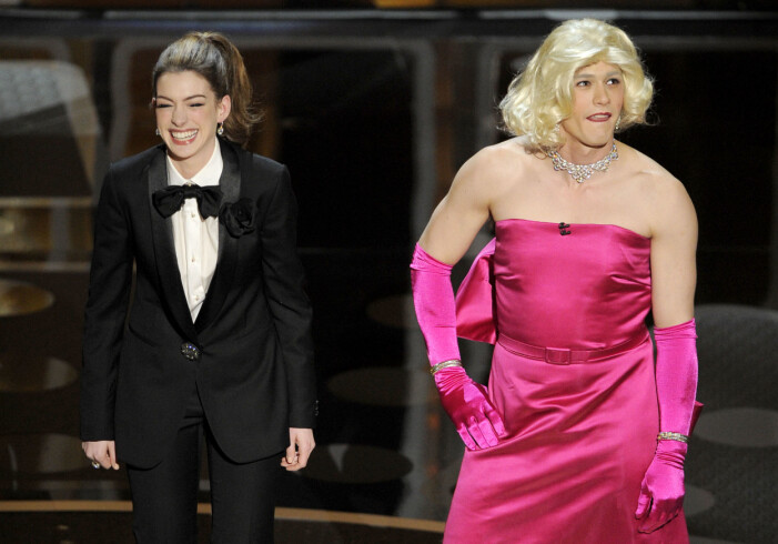 James Franco och Anne Hathaway floppade under Oscars 2011. Men vi tycker Anne är läcker i smoking, och James är het i galaklänning!