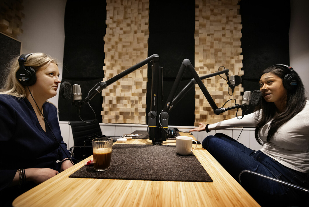 Julia Lyskova och Julia Frändfors är inte rädda för att prata om svåra saker. Julia Lyskova och Julia Frändfors framför mikrofonen.