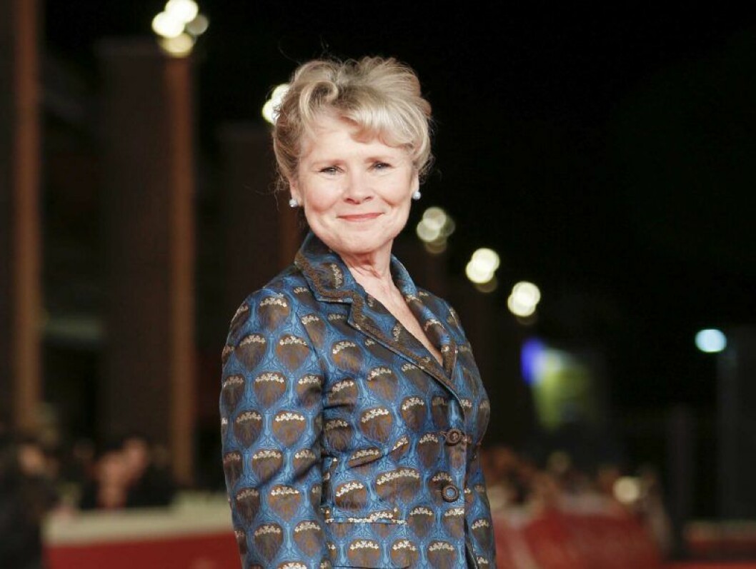 Imelda Staunton tar över rollen som Drottning Elisabeth II i sista säsongerna av The Crown. Imelda Staunton tar över rollen som Drottning Elisabeth II i sista säsongerna av The Crown.