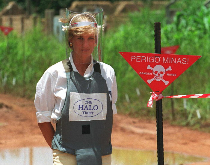 Diana går över ett minfält i Angola för att belysa landminorna och farorna med att de fortfarande fanns kvar.