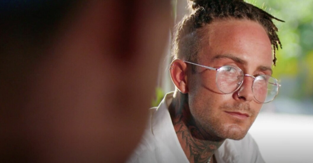 Inte för att vara sån med produktionen kunde faktiskt ha putsat Sebastians brillor inför inspelningen av introt. Sebastian ph 2020
