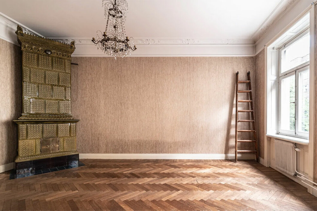 I våningen finns tre kakelugnar, varav en är denna ståtliga gröna pjäs. Foto: Richard Lundberg för Fastighetsbyrån/mäklare: Anna Johansson Grön kakelugn i sekelskiftesvåning