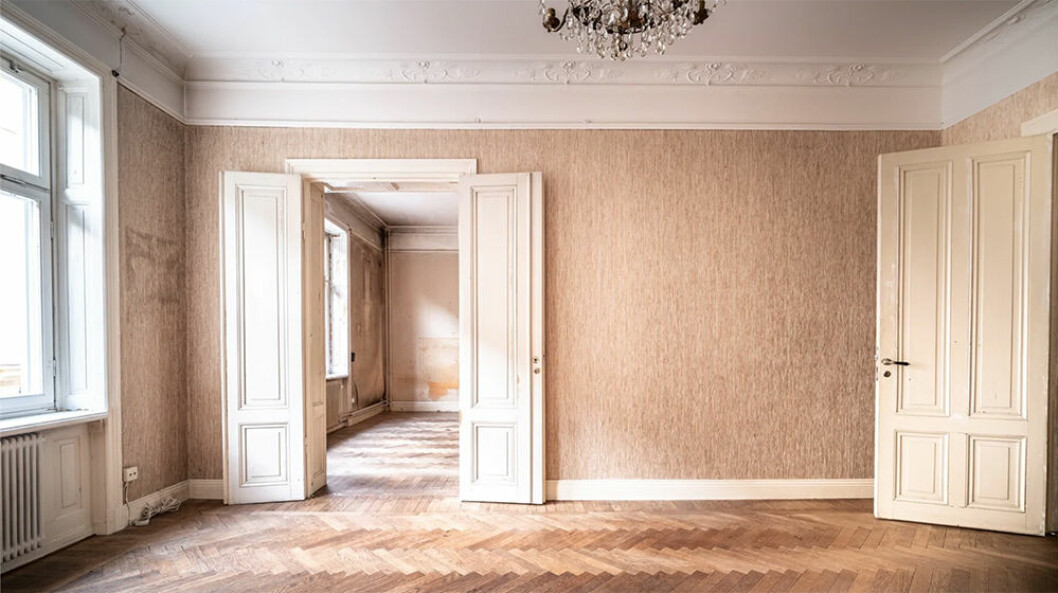 Pardörrar med tidstypiska speglar leder från ett rum till ett annat i trerummaren. Foto: Richard Lundberg för Fastighetsbyrån/mäklare: Anna Johansson Dubbeldörrar med spegling i sekelskifteslägenhet