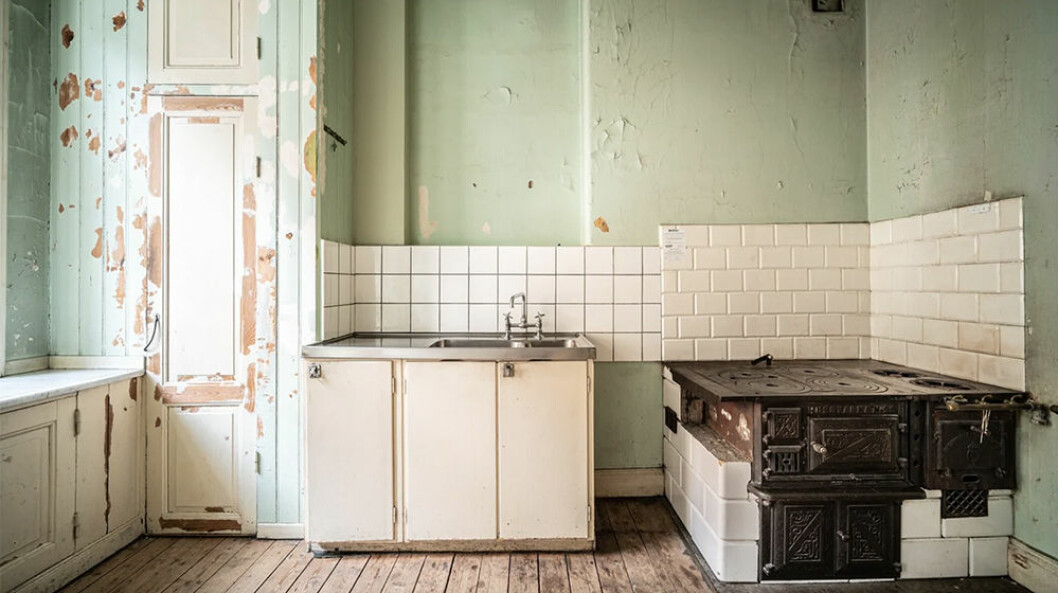 Till och med spisen från byggåret är kvar än i dag! Foto: Richard Lundberg för Fastighetsbyrån/mäklare: Anna Johansson Original gas- och vedspis i sekelskifteslägenhet