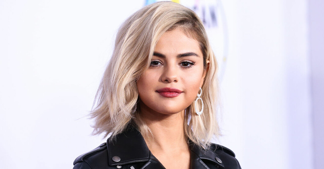selena gomez poserar på röda mattan