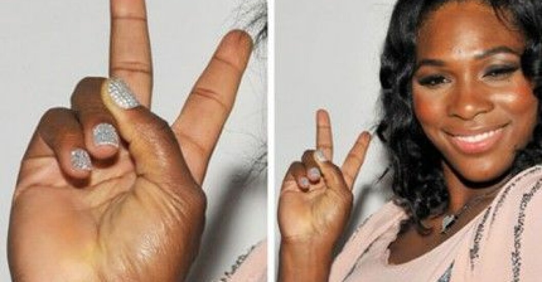 Serena Williams med strass på naglarna i oktober 2009. Serena Williams med strass på naglarna i oktober 2009.