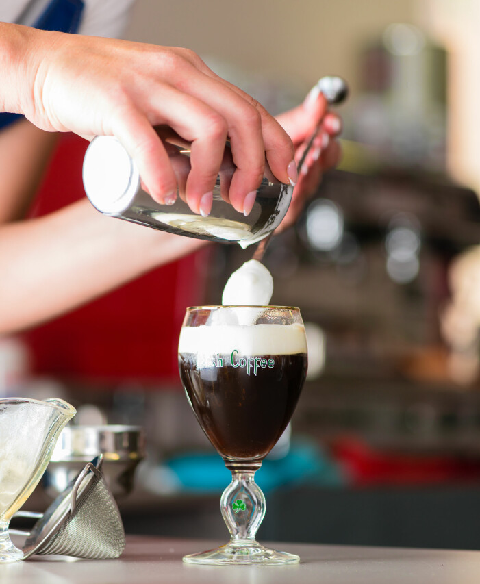 Kvinna tillreder Irish coffee