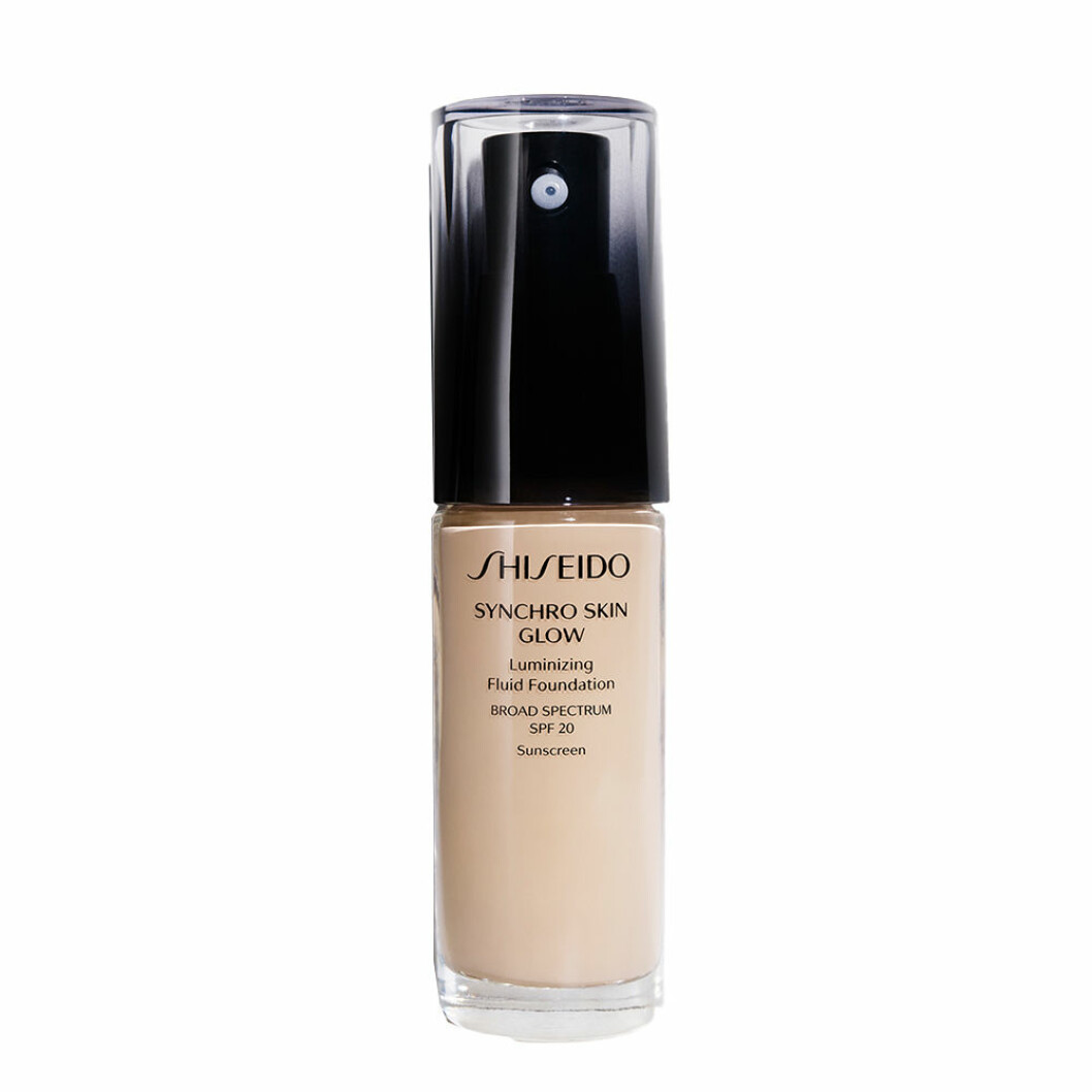 Foundation från SHISEIDO, 530 kronor. <a href="https://track.adtraction.com/t/t?a=1117786221&as=1213860375&t=2&tk=1&epi=tackande-foundation&url=https://www.lyko.se/shiseido/shiseido-synchro-glow-neutal-1-30ml" target="_blank" rel="noopener">Här kan du köpa den</a>. Täckande foundation Shiseido