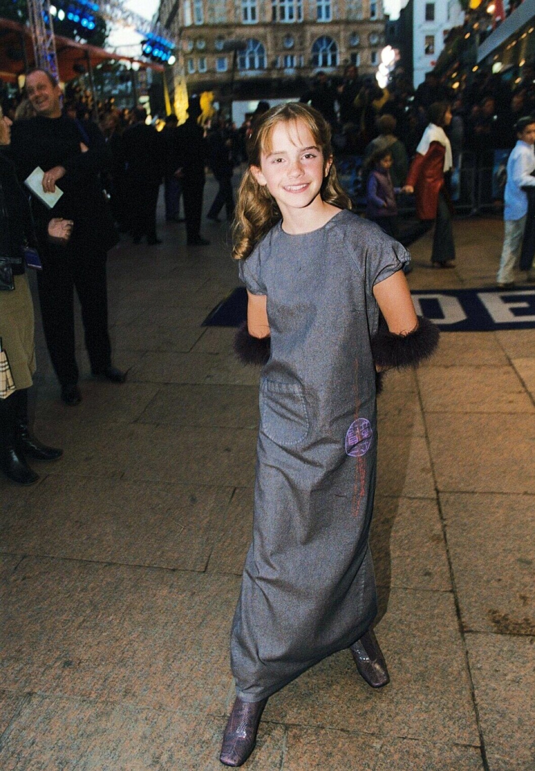 Emma Watson på premiären av första filmen år 2001. EMMA WATSON på premiären av "HARRY POTTER AND THE PHILOSOPHER'S STONE" WORLD FILM PREMIERE HELD på THE ODEON CINEMA IN LEICESTER SQUARE, LONDON, BRITAIN. 4 NOV 2001