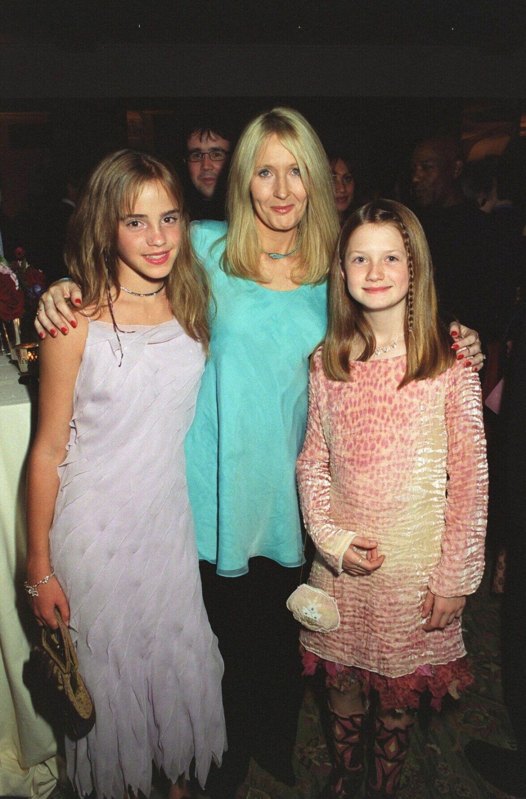 Bonnie Wright tillsammans med medskådespelerskan Emma Watson (som spelar Hermione) och J.K. Rowling på premiären av den andra filmen, <em>Harry Potter och Hemligheternas kammare</em>, 2002. J K ROWLING, EMMA WATSON och BONNIE WRIGHT på röda mattan i London 2002