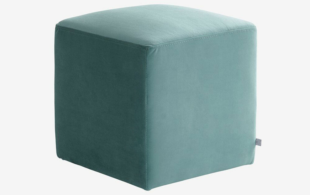 Sittpuff i sammet från <a href="http://www.awin1.com/cread.php?awinaffid=359185&awinmid=9961&p=https%3A%2F%2Fwww.jotex.se%2Fseattle-sittpuff%2F1061307-01%3Fintcmp%3D1737_landing_bti_seattle" target="_blank" rel="noopener">Jotex</a>.