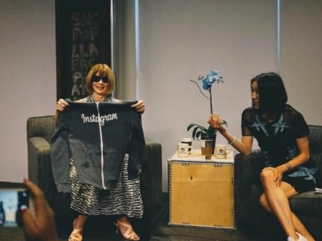 Eva Chen gav Anna Wintour en collegetröja – som då vek ihop den och la den ifrån sig. Anna Wintour Eva Chen