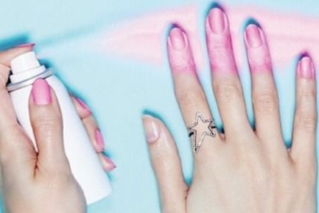 Genom att spraya på nagellacket får du alltid ett perfekt resultat. Genom att spraya på nagellacket får du alltid ett perfekt resultat.