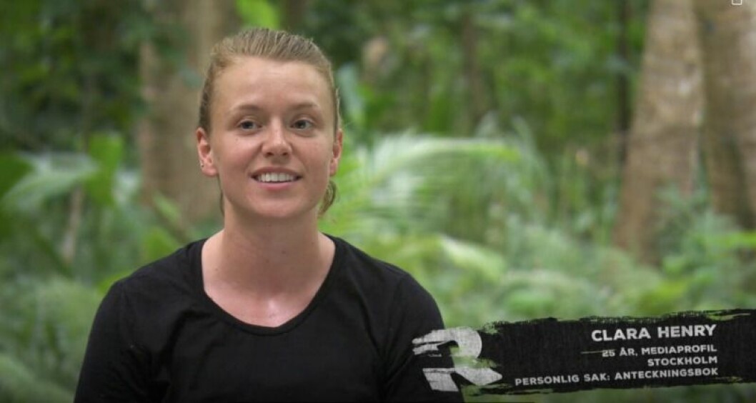 Clara Henry i en svart T-shirt i djungeln