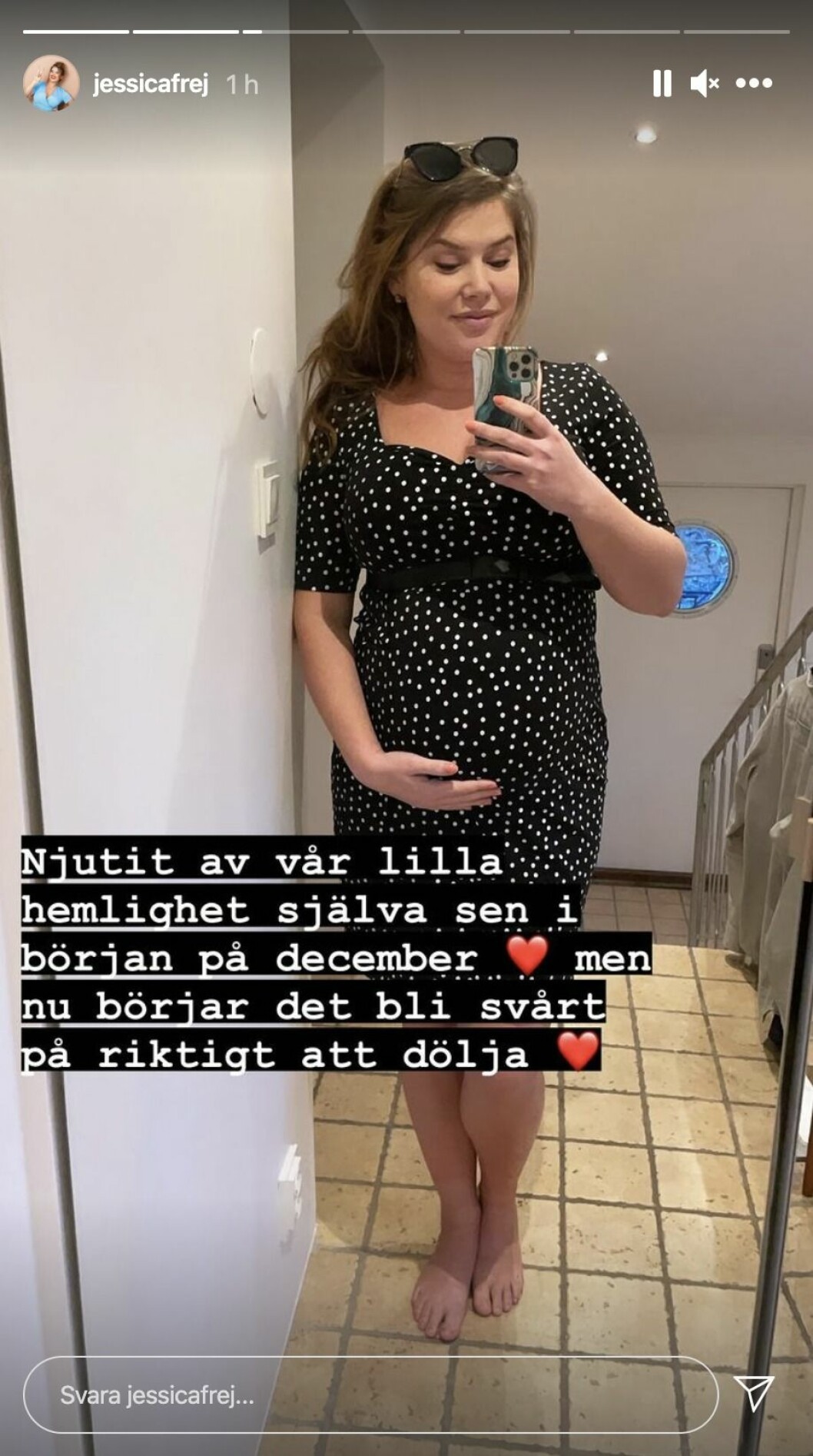 jessica frej fotar sig i spegeln