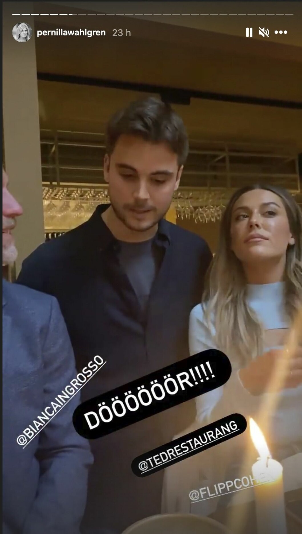 När Phillipe presenterar menyn skymtar Christian Bauers ansikte fram, han sitter alltså placerad bredvid nya bonusdottern Bianca Ingrosso.