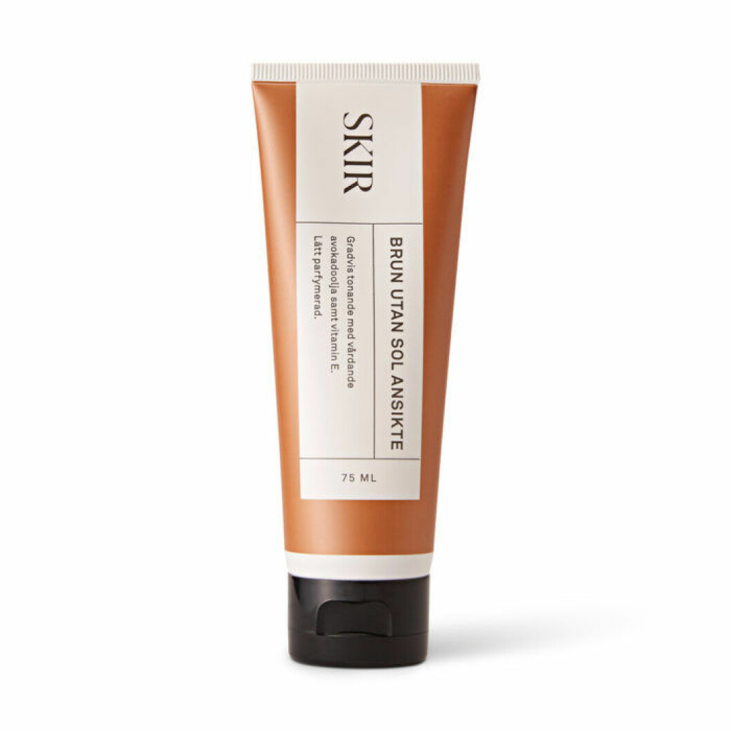 Skir, brun utan sol, 75 ml. <a href="https://track.adtraction.com/t/t?a=1136856392&as=1213860375&t=2&tk=1&url=https://www.ahlens.se/Skonhet/hudvard/sol/brun-utan-sol-15301/skir-brun-utan-sol-ansikte-89918594/" target="_blank" rel="noopener">Här kan du köpa den</a>. Skir brun utan sol för ansiktet