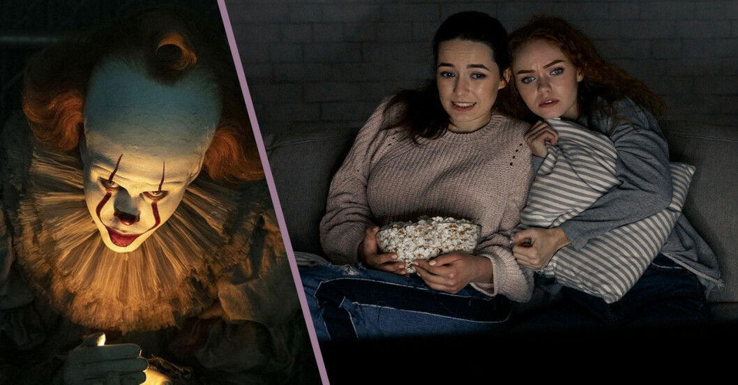 en clown och två tjejer som kollar skräckfilm i soffan
