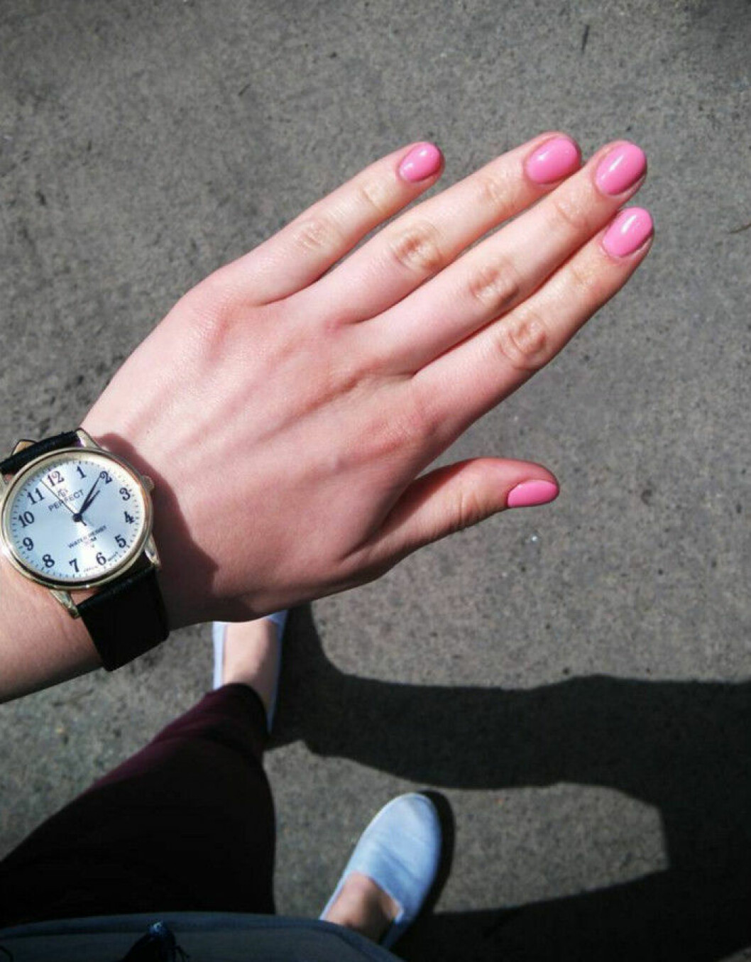 somrigt rosa naglar