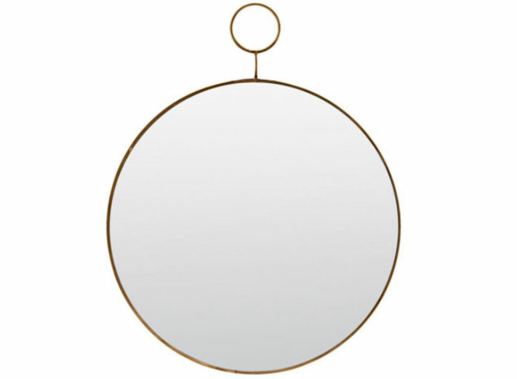 Väggspegel från <a href="http://clk.tradedoubler.com/click?p=295040&a=3024831&g=0&url=https%3A%2F%2Froyaldesign.se%2Fthe-loop-spegel-massing%23%2F191902" target="_blank" rel="noopener">House Doctor</a>.