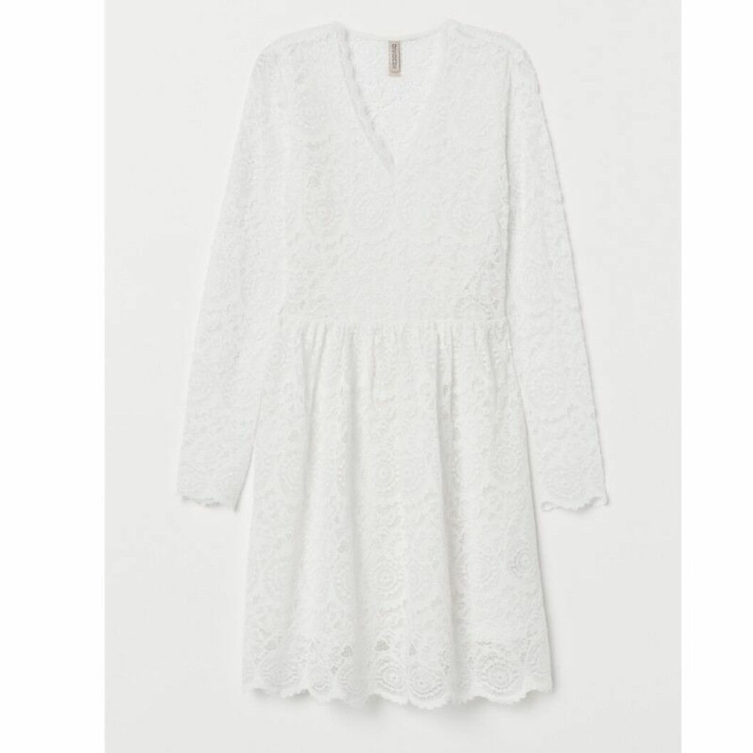 Studentklänning från H&M, <a href="https://apprl.com/al/4hFz/" target="_blank" rel="noopener">399 kronor</a>. Vit spetsklänning