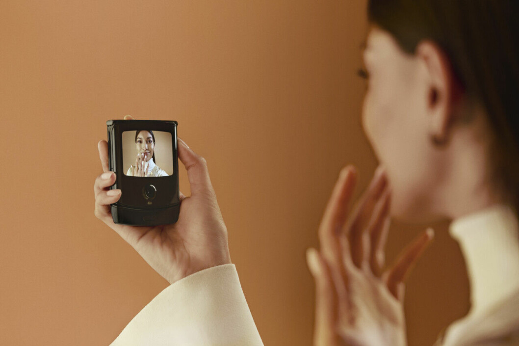 Den nya fliptelefonen har även en skärm på framsidan. Foto: Motorola/Steven Taylor Photography Motorola Razr skärm på framsida