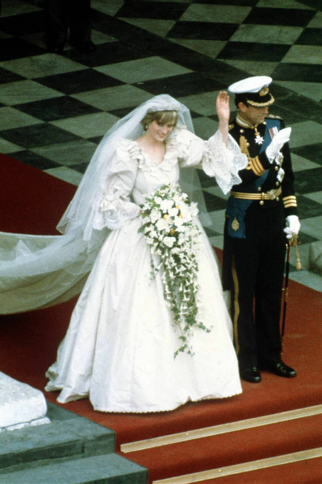 Prinsessan Diana gifte sig i brudklänning skapad av paret Elizabeth och David Emanuel.