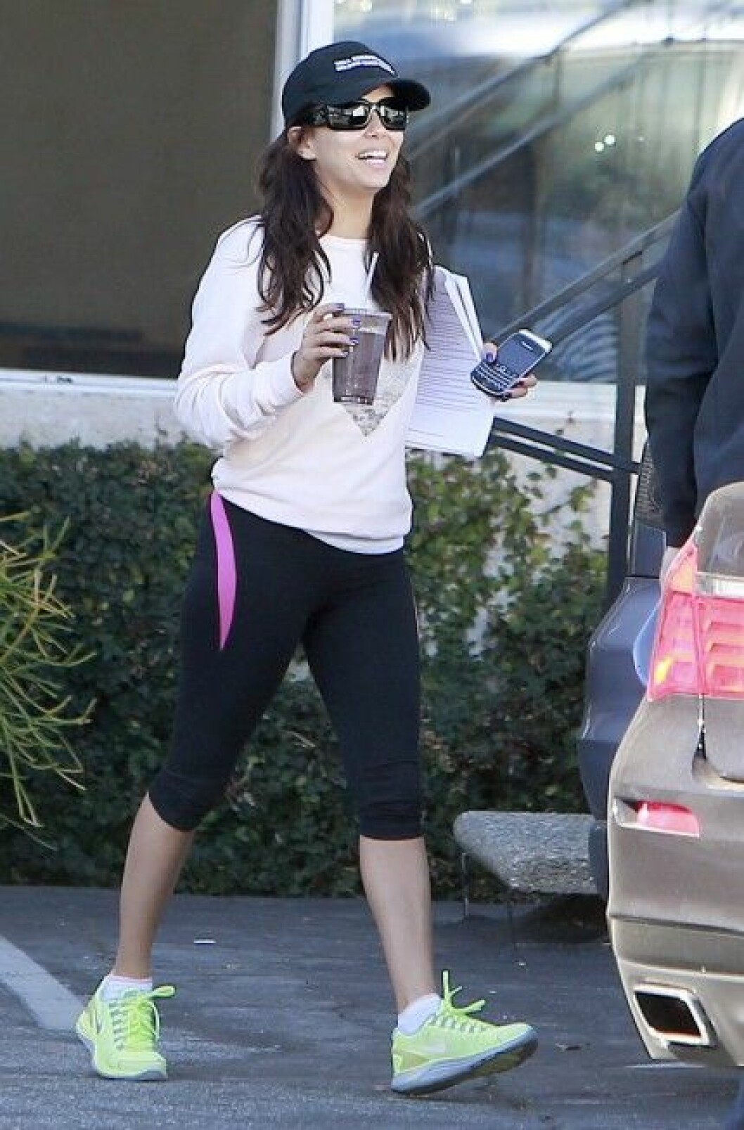 Eva Longoria tar sig snabbt fram i sina neongula sneakers.