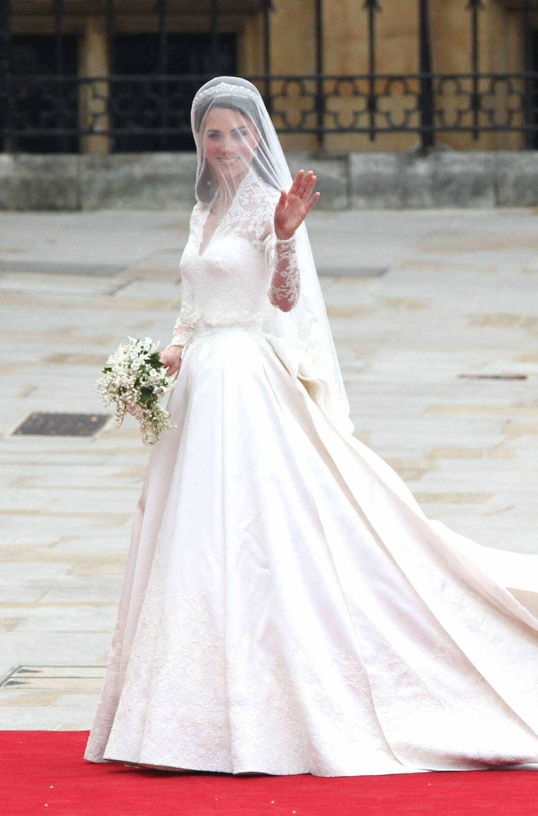 Kate Middleton i brudklänning skapad av Alexander McQueens chefsdesigner Sarah Burton.