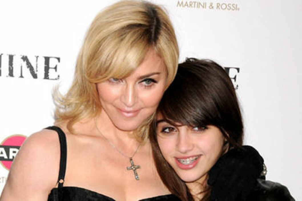 Madonna designer tonårskläder tillsammans med dottern Lourdes. Madonna designer tonårskläder tillsammans med dottern Lourdes.