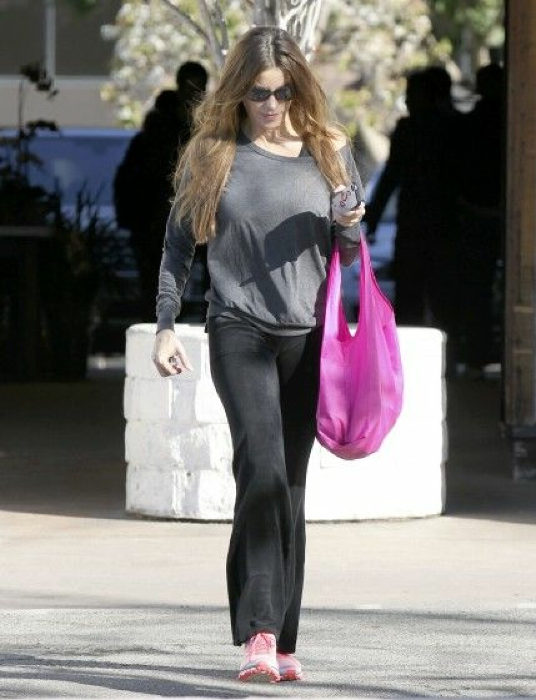 Sofia Vergaras matchar outfiten med rosa väska och rosa sneakers.